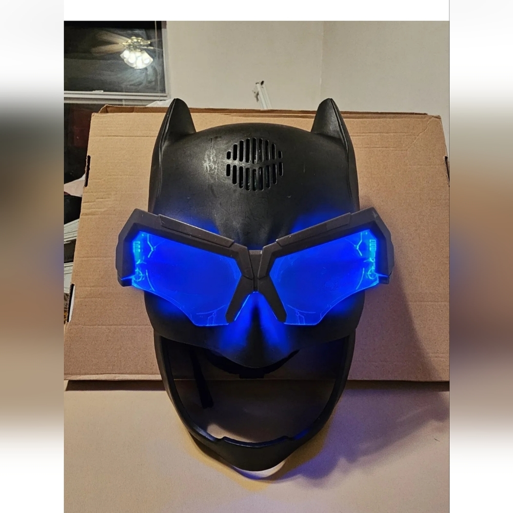 Batman Mask Full Face Cover Mask DC Comics 2017 Mattel (Has 4 Phrases)